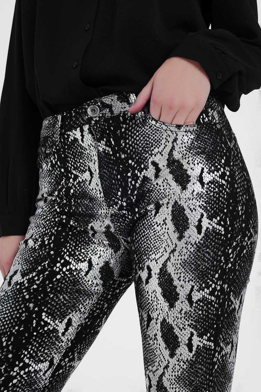 Q2 Pantalones negro con pernera slim y estampado animal