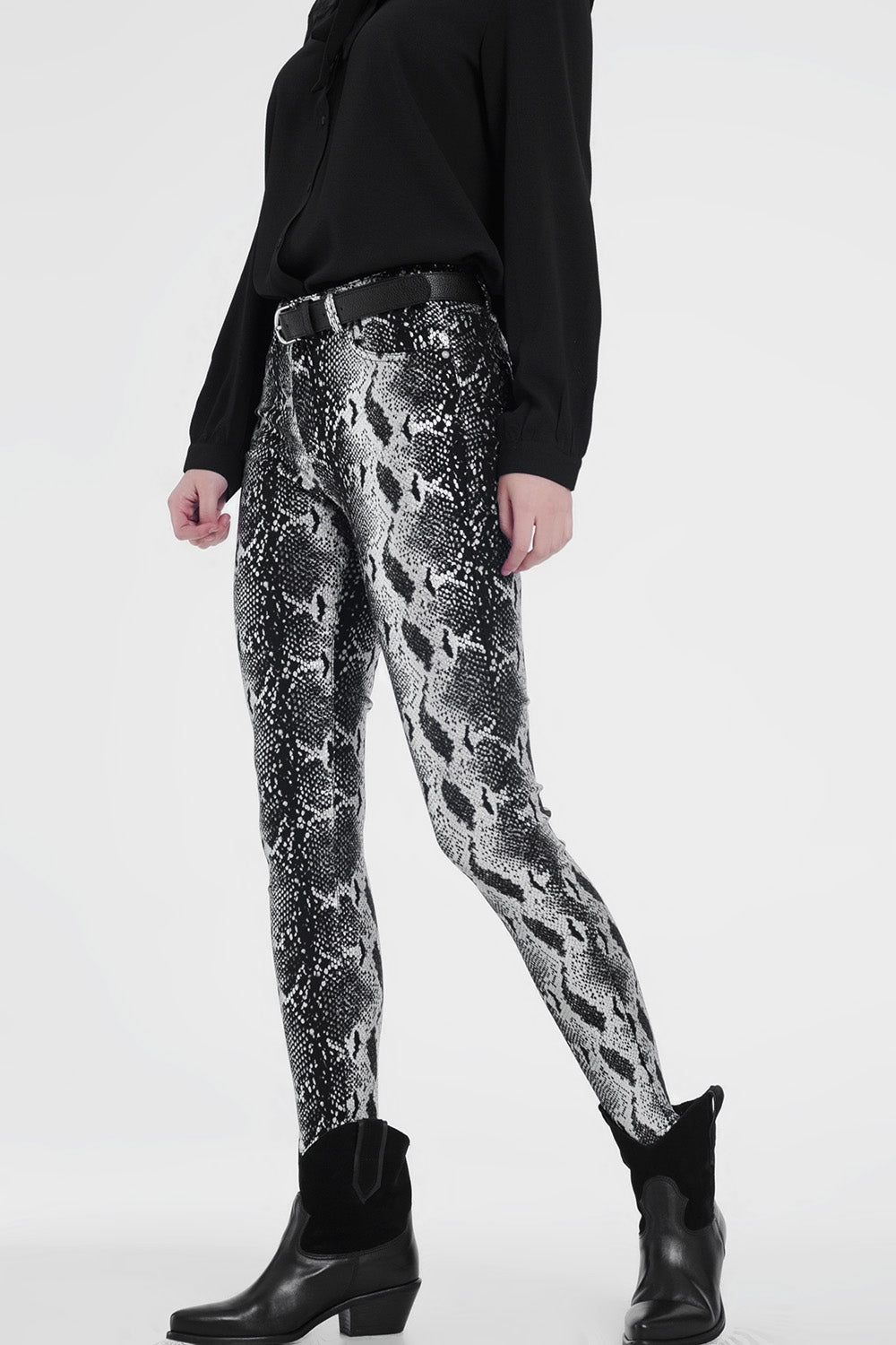 Pantalones negro con pernera slim y estampado animal