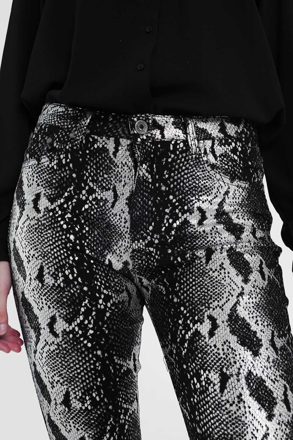 Pantalones negro con pernera slim y estampado animal