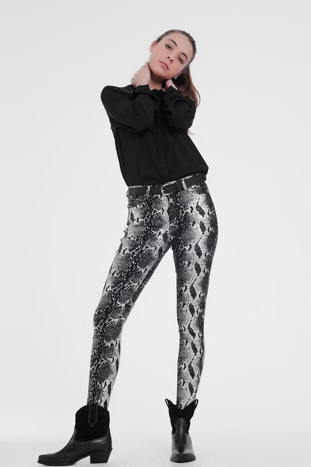Pantalones negro con pernera slim y estampado animal