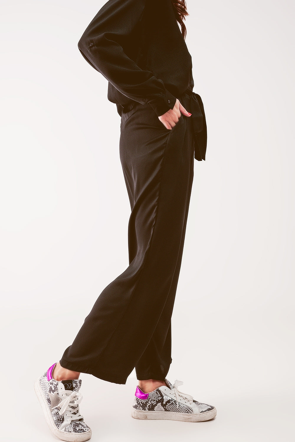 Pantalones negros de pernera ancha con cinturón