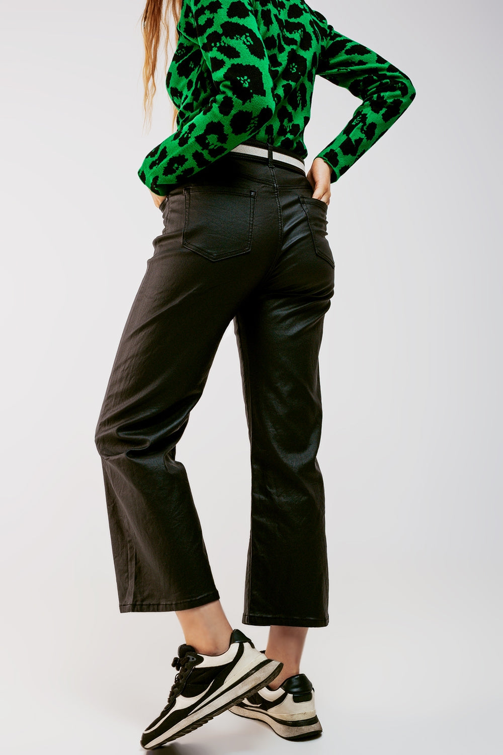 Pantalones negros de pernera ancha de cuero sintético