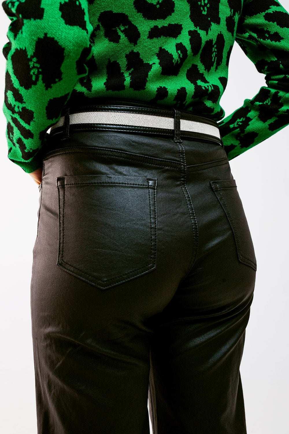 Pantalones negros de pernera ancha de cuero sintético