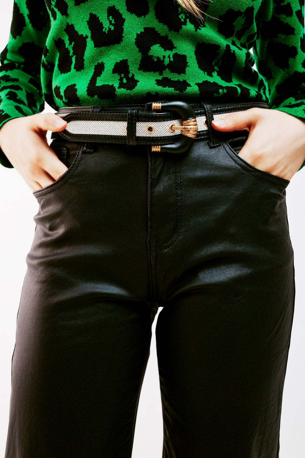 Pantalones negros de pernera ancha de cuero sintético