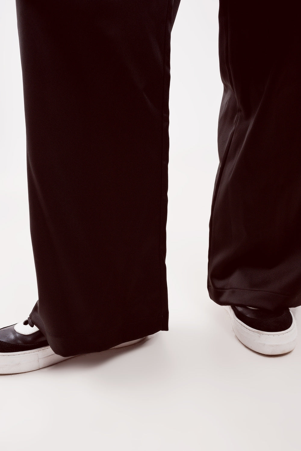 Pantalones negros de pernera ancha de satén
