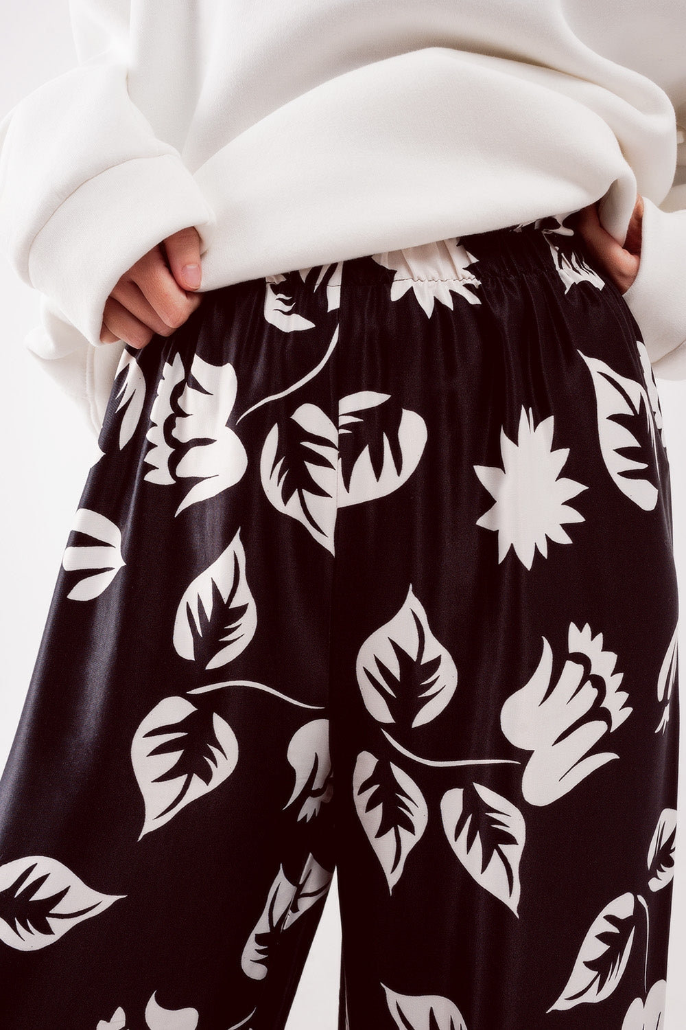 Pantalones negros elásticos de pernera muy ancha