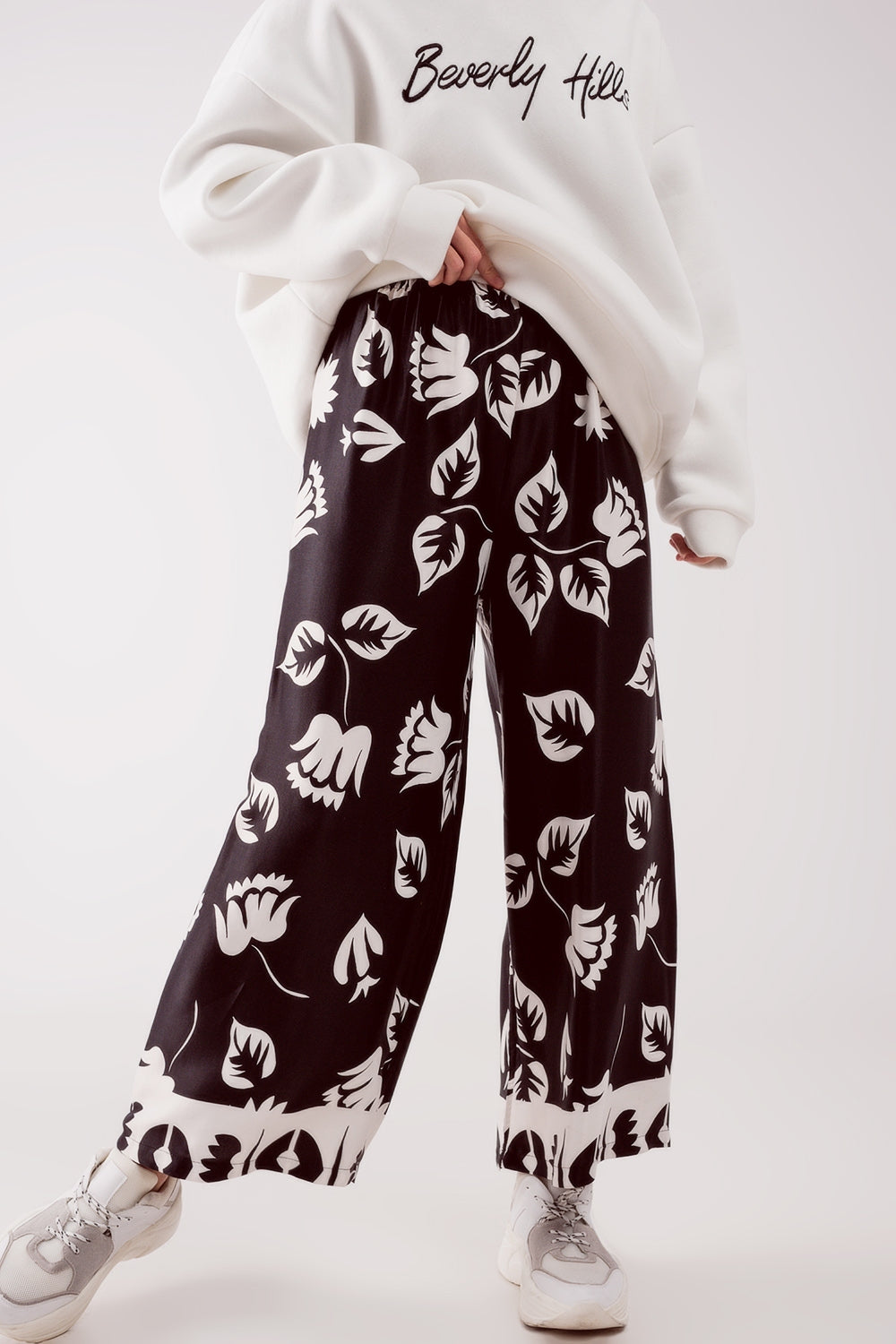 Pantalones negros elásticos de pernera muy ancha