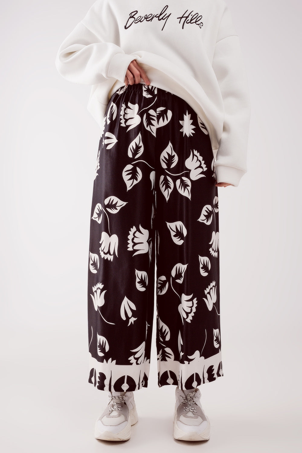 Pantalones negros elásticos de pernera muy ancha