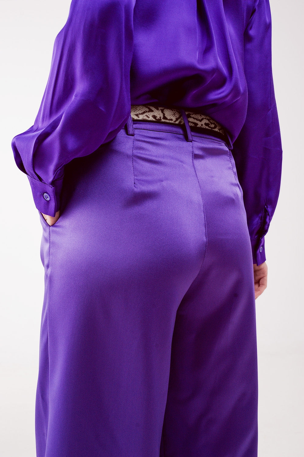 Pantalones palazzo con pinzas en morado