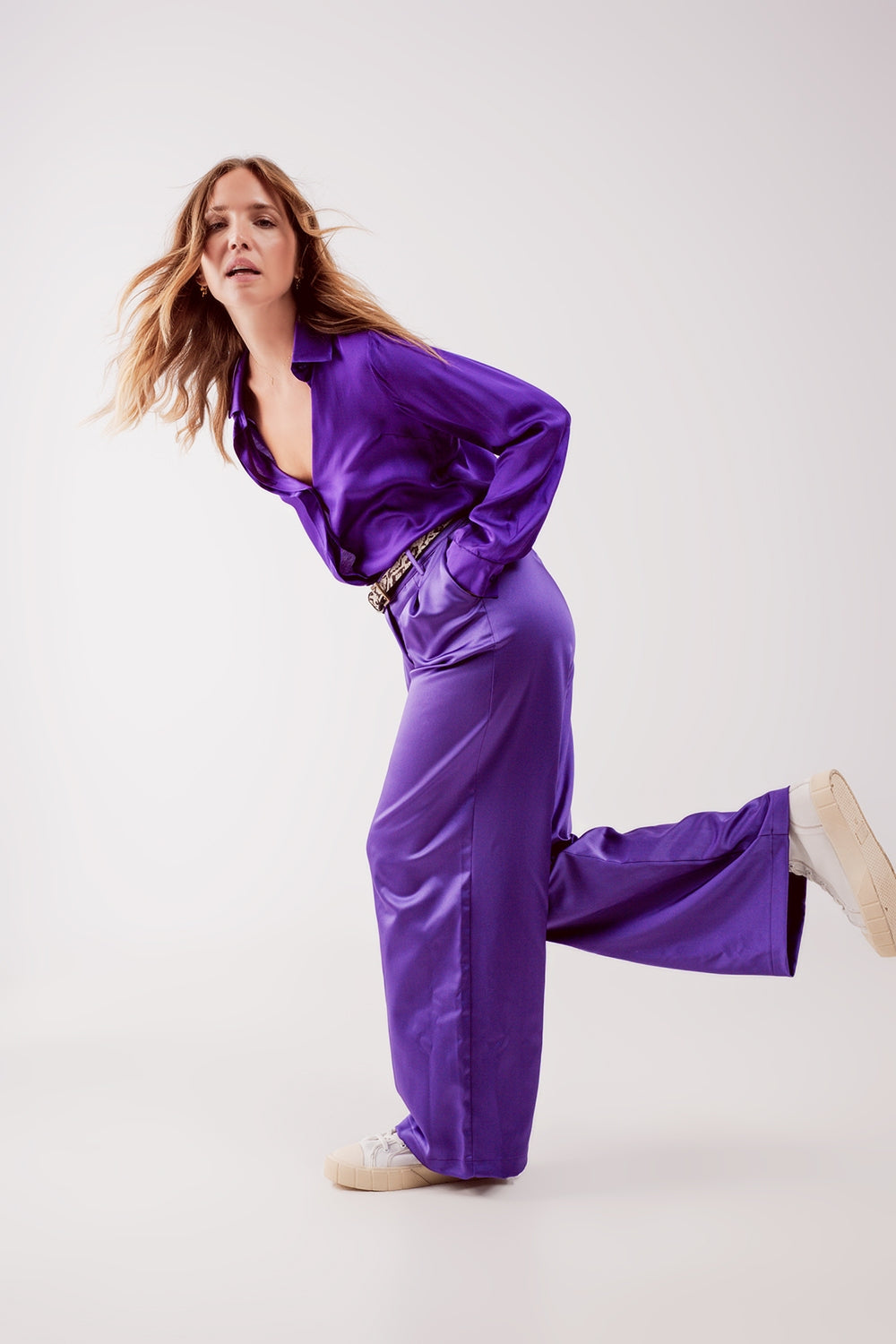 Pantalones palazzo con pinzas en morado
