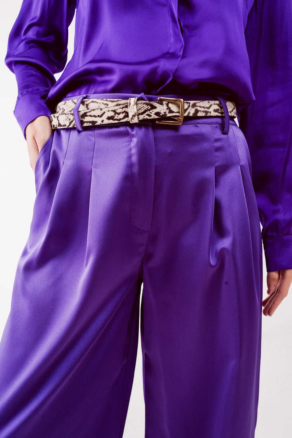 Pantalones palazzo con pinzas en morado