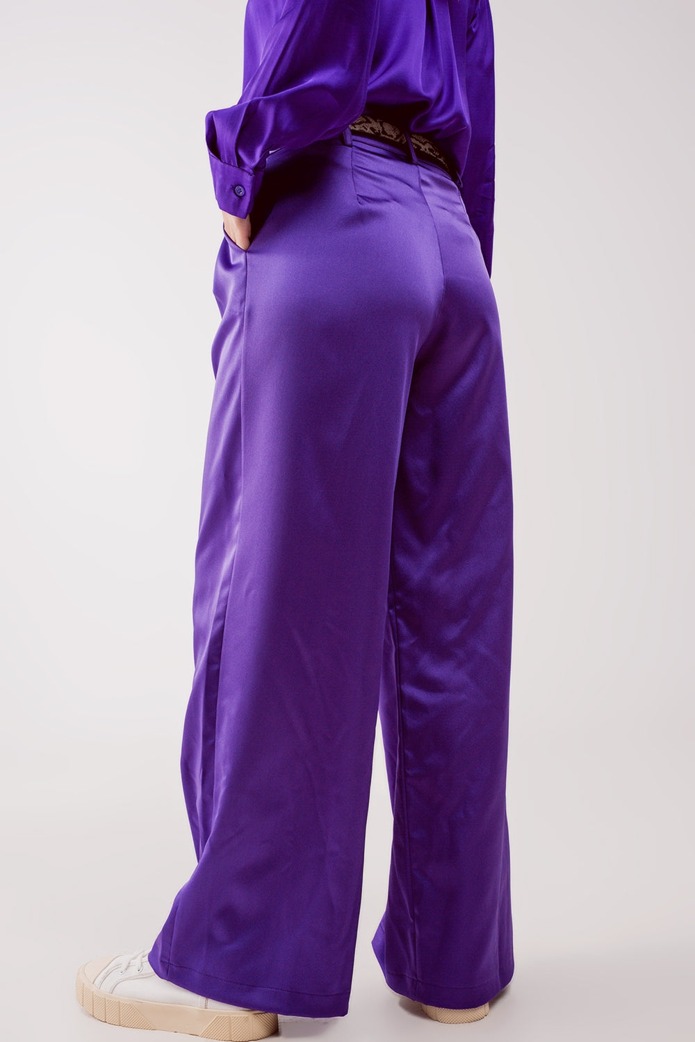 Pantalones palazzo con pinzas en morado