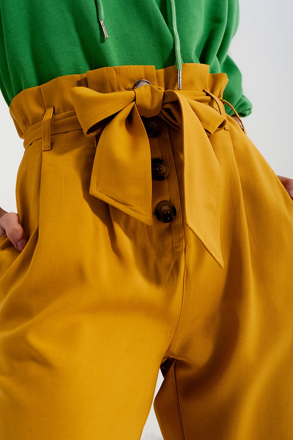 Pantalones paperbag con cinturón y tiro alto en amarillo