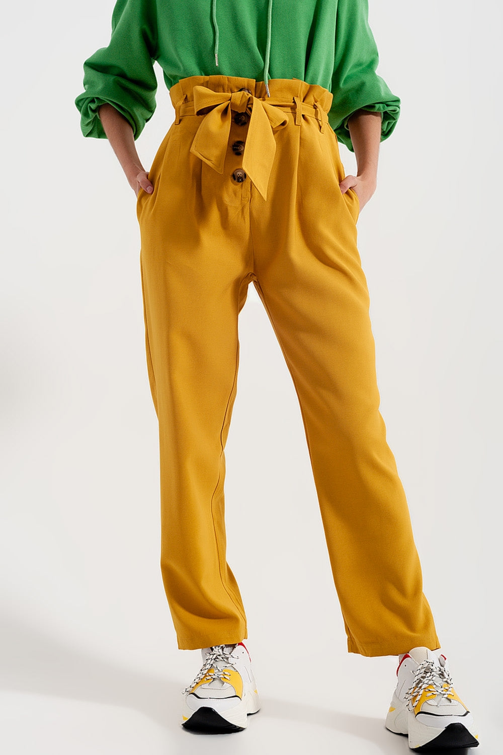 Pantalones paperbag con cinturón y tiro alto en amarillo