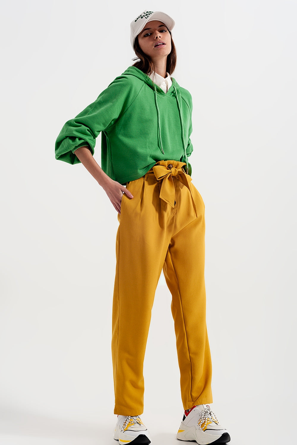 Pantalones paperbag con cinturón y tiro alto en amarillo