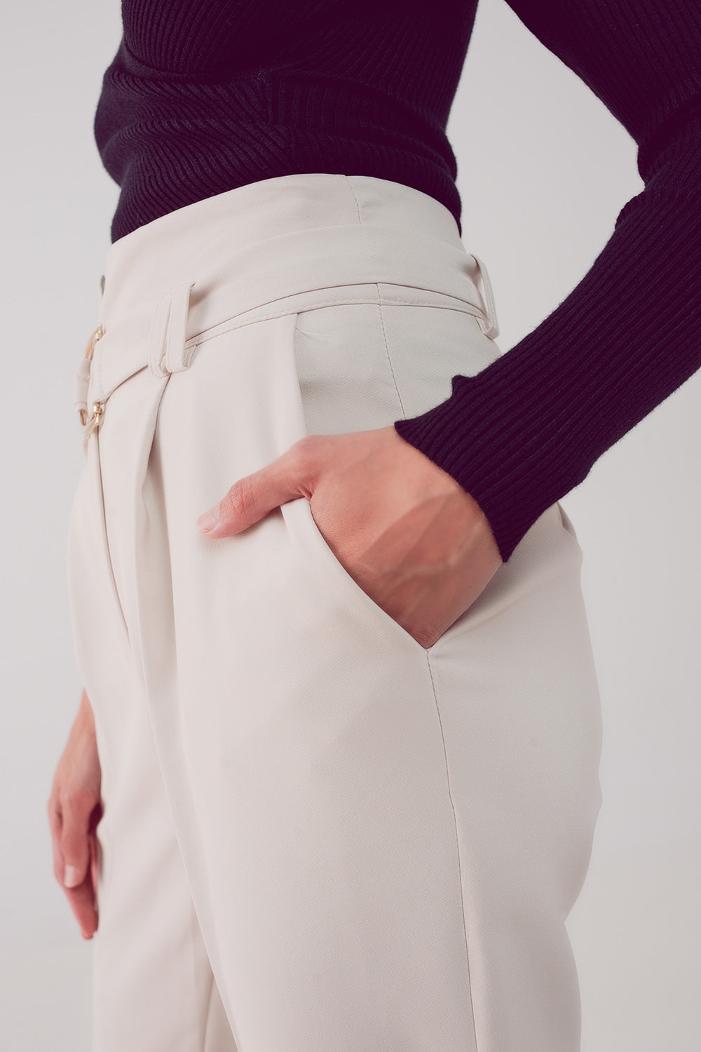Pantalones pitillo crudos con cintura estilo paperbag