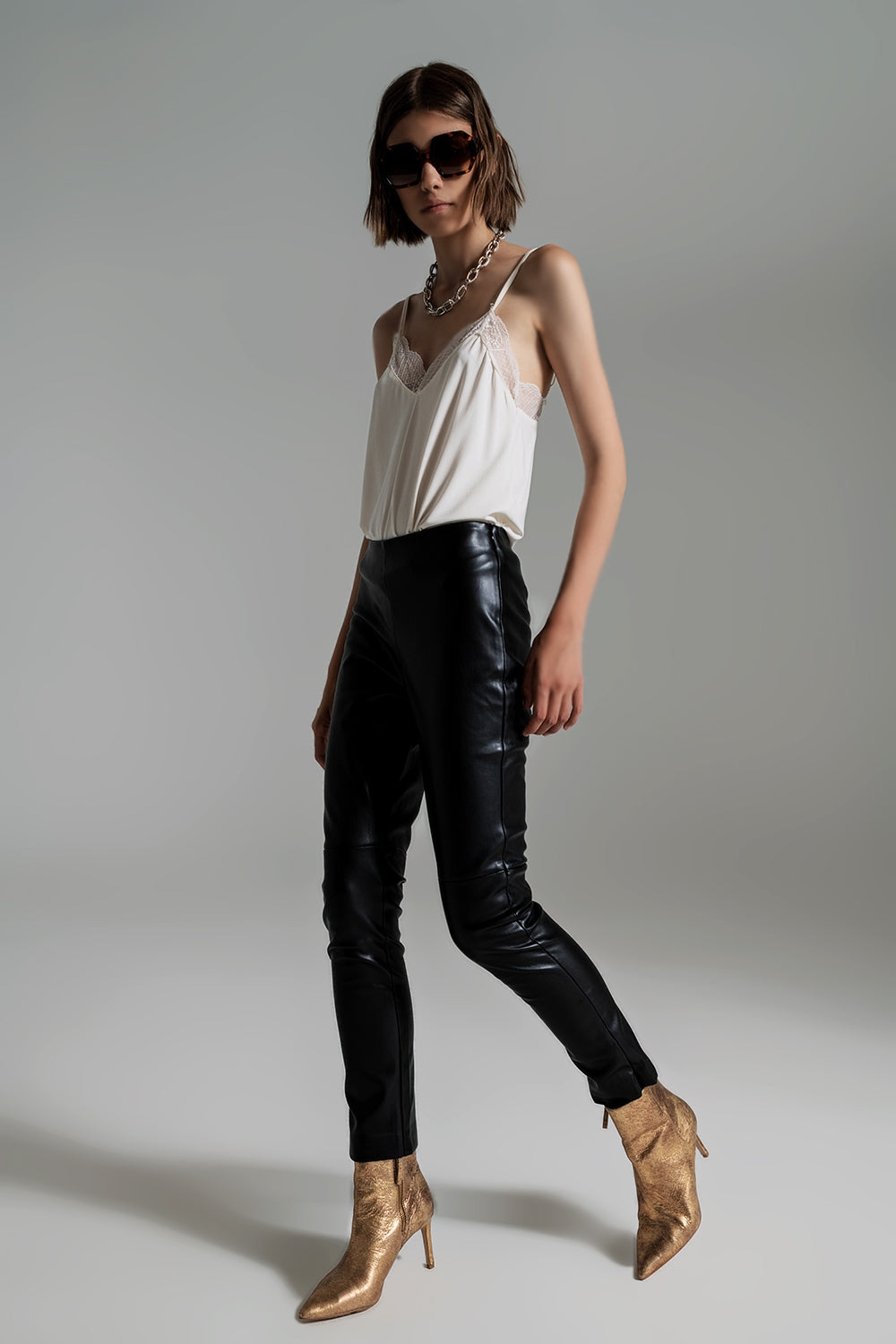 pantalones pitillo negros efecto piel