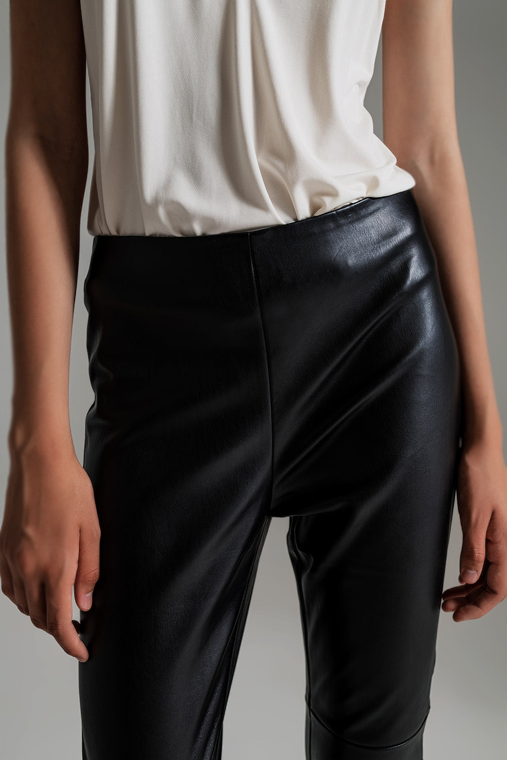 pantalones pitillo negros efecto piel