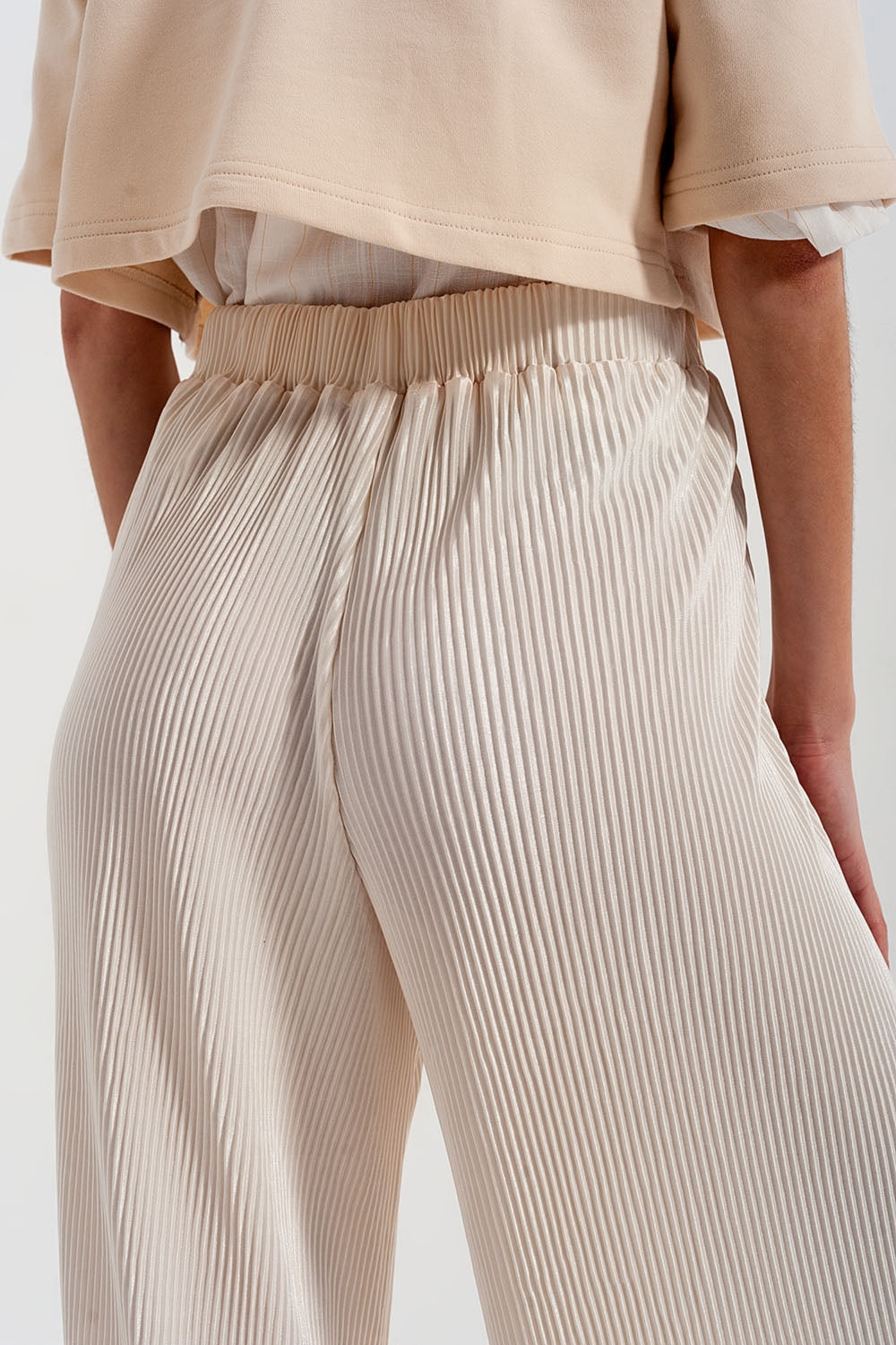 Pantalones plisados estilo culottes en color crema