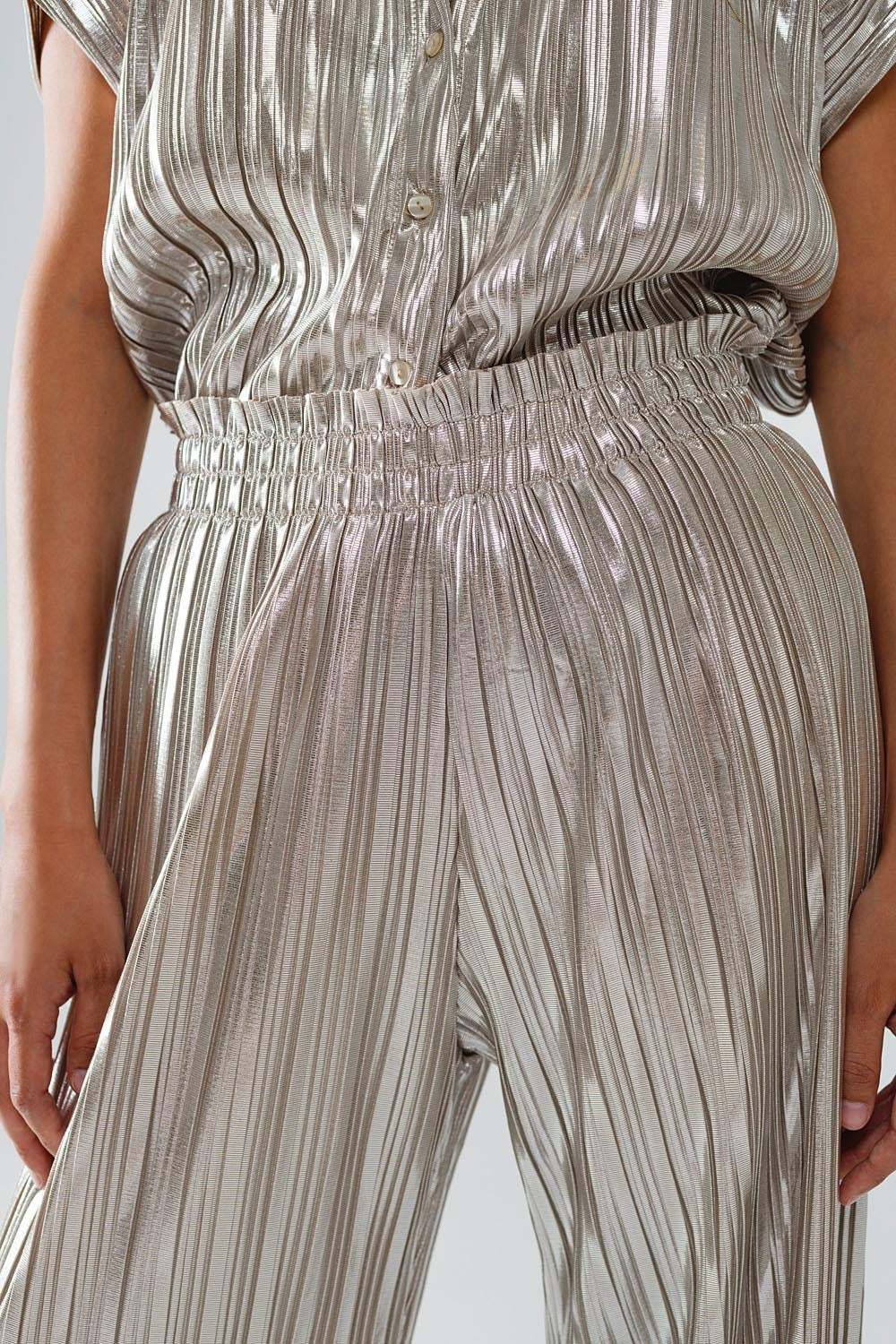 Pantalones plisados plateados con cintura elástica