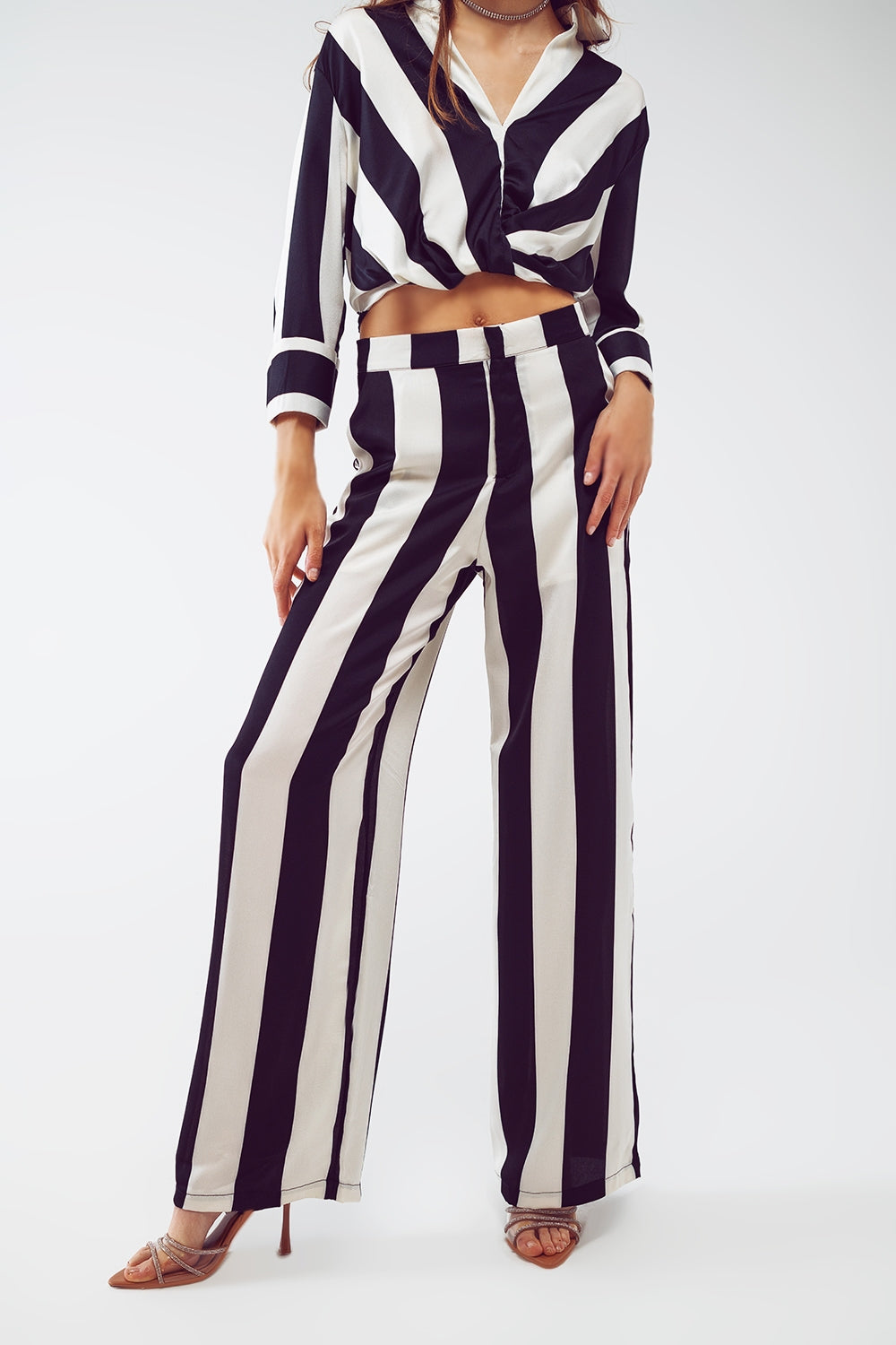 Pantalones rectos con diseño de rayas y ajuste holgado en blanco y negro.