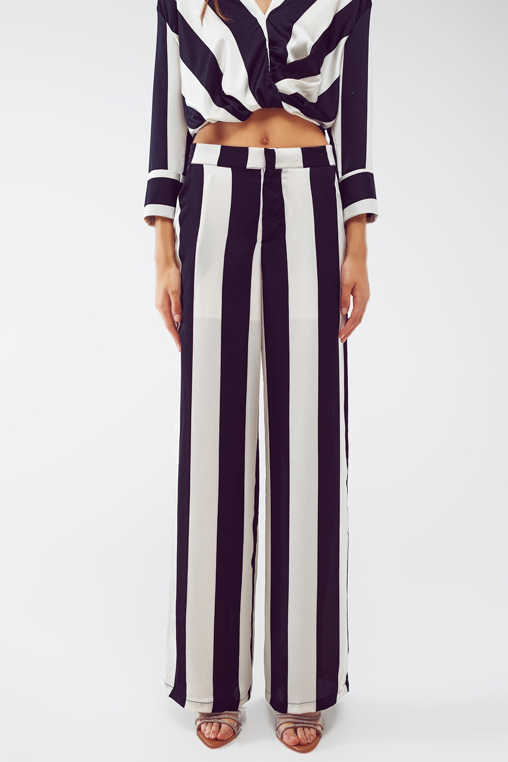Pantalones rectos con diseño de rayas y ajuste holgado en blanco y negro.