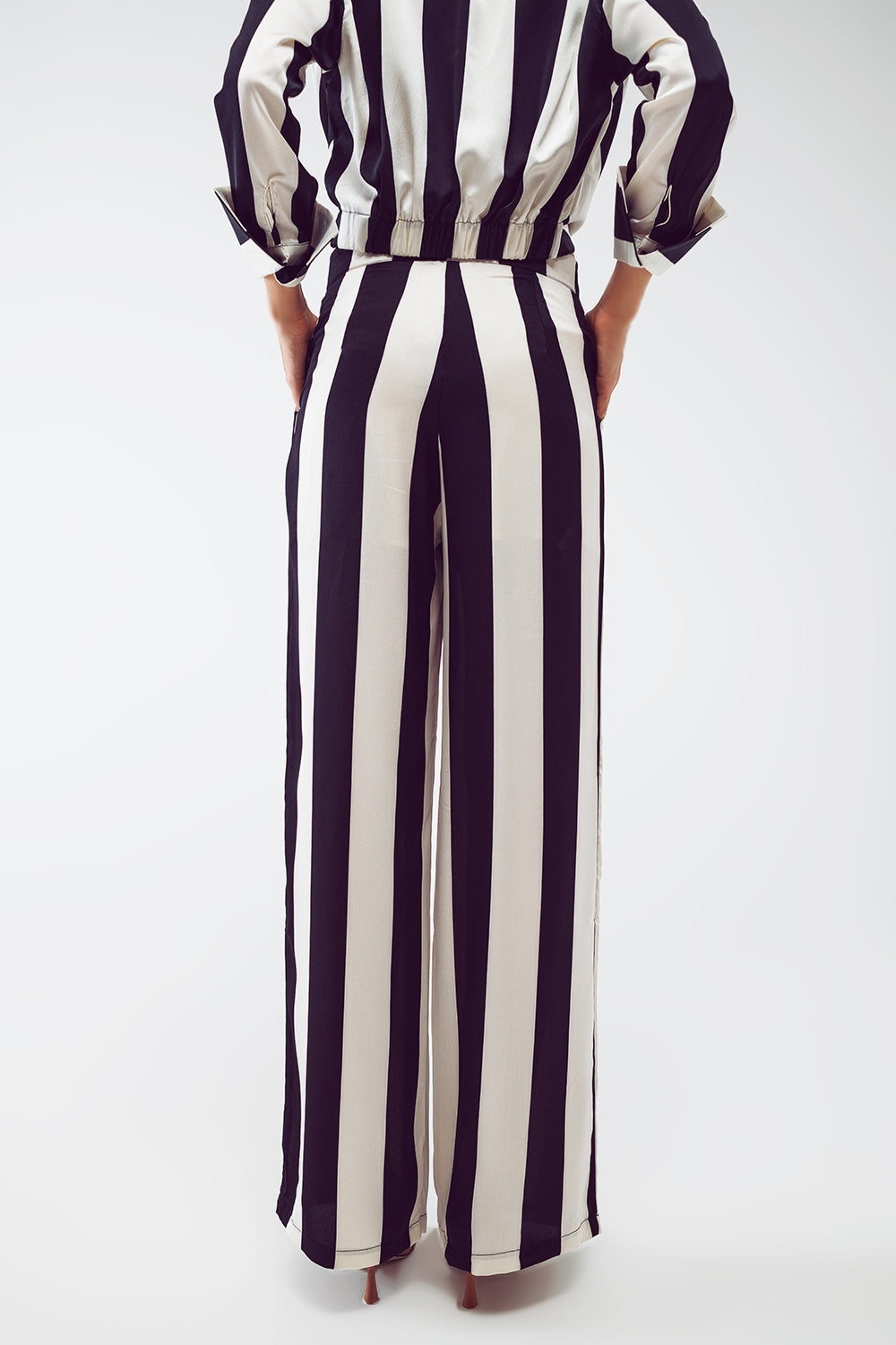 Pantalones rectos con diseño de rayas y ajuste holgado en blanco y negro.