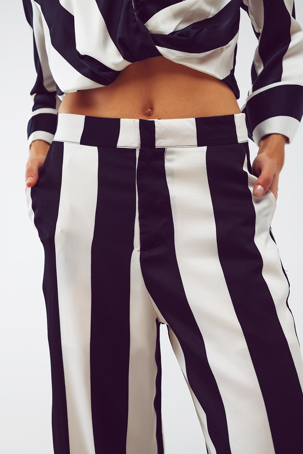 Pantalones rectos con diseño de rayas y ajuste holgado en blanco y negro.