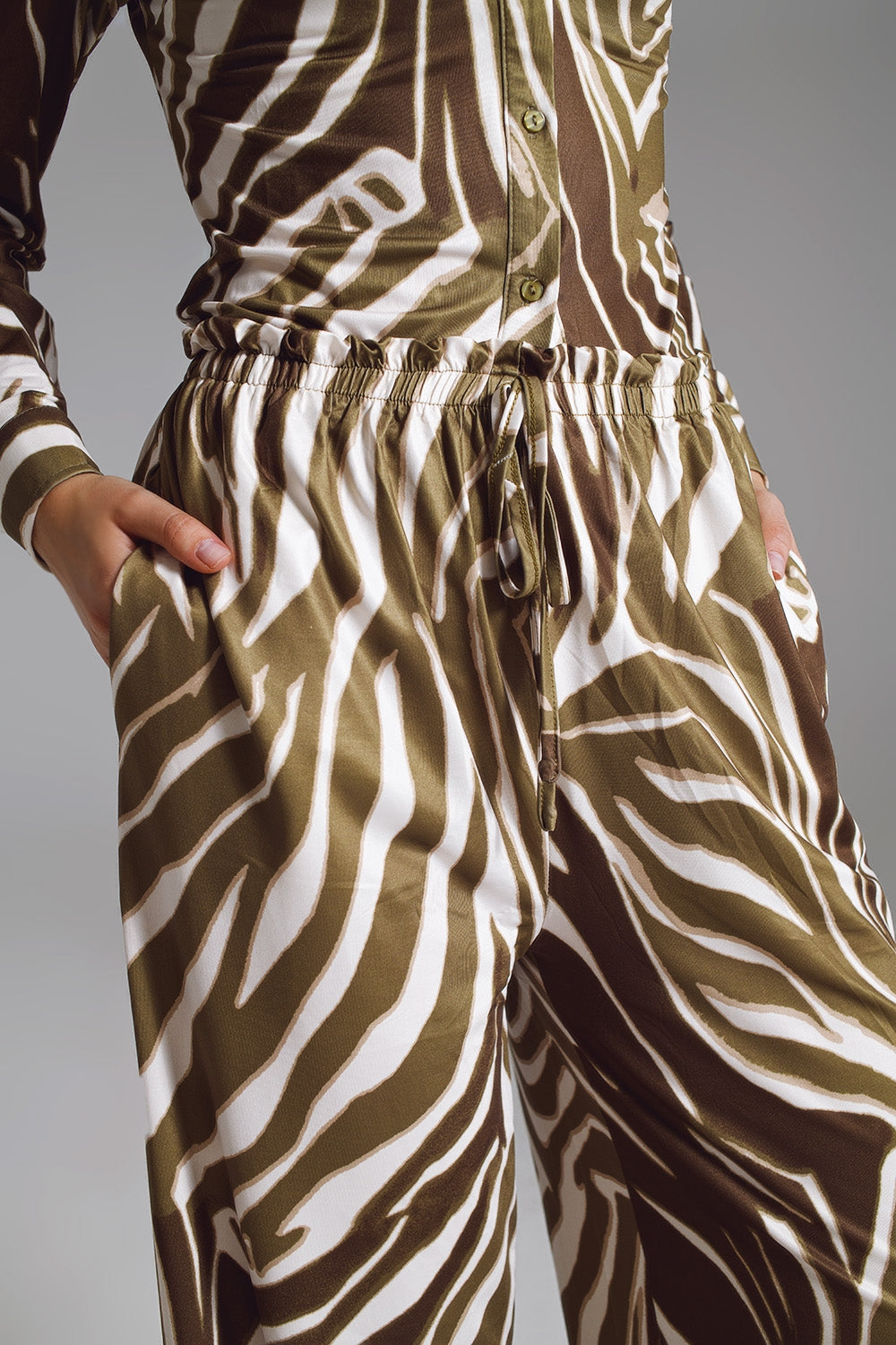 Pantalones rectos con estampado de cebra en verde oliva y blanco