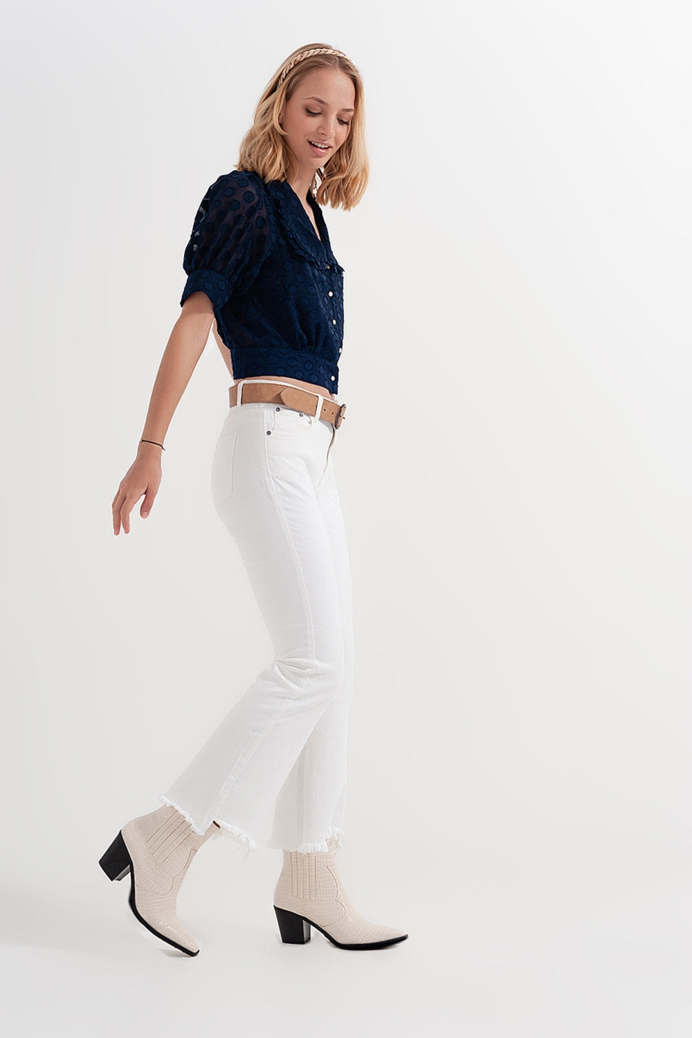 Pantalones rectos en blanco con tobillos anchos