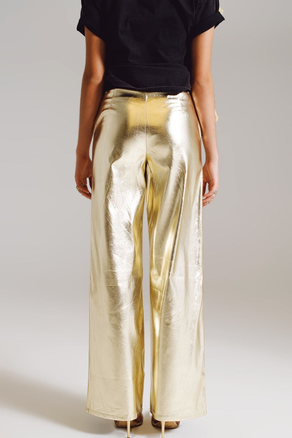 Pantalones rectos metálicos en dorado