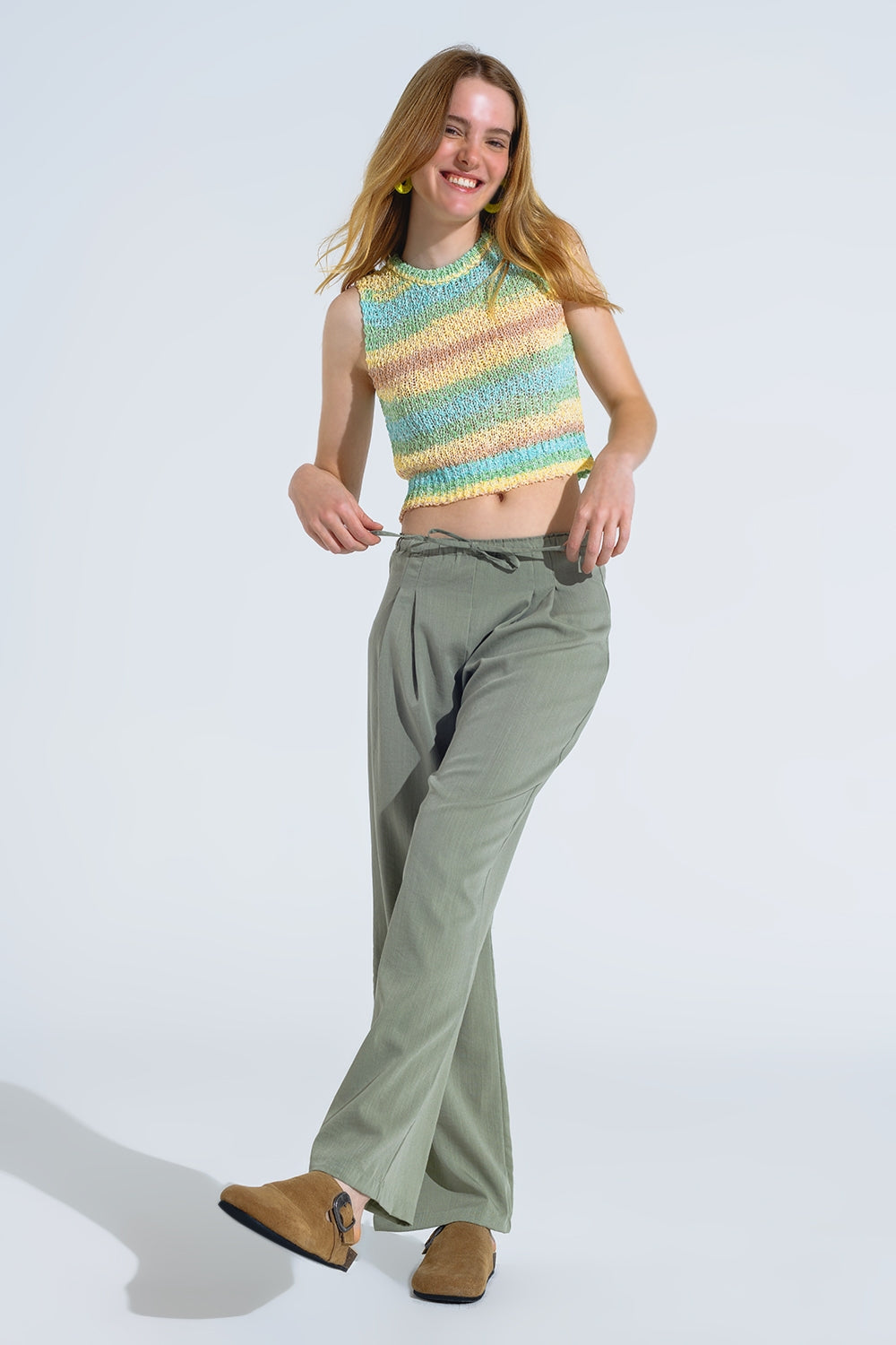 Pantalones relajados verde claro con cierre de cordón y bolsillos laterales