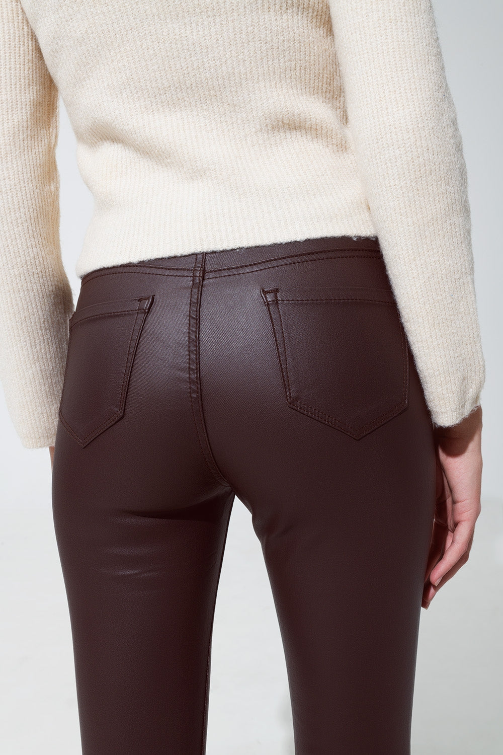 Pantalones super pitillo de efecto polipiel en marrón oscuro