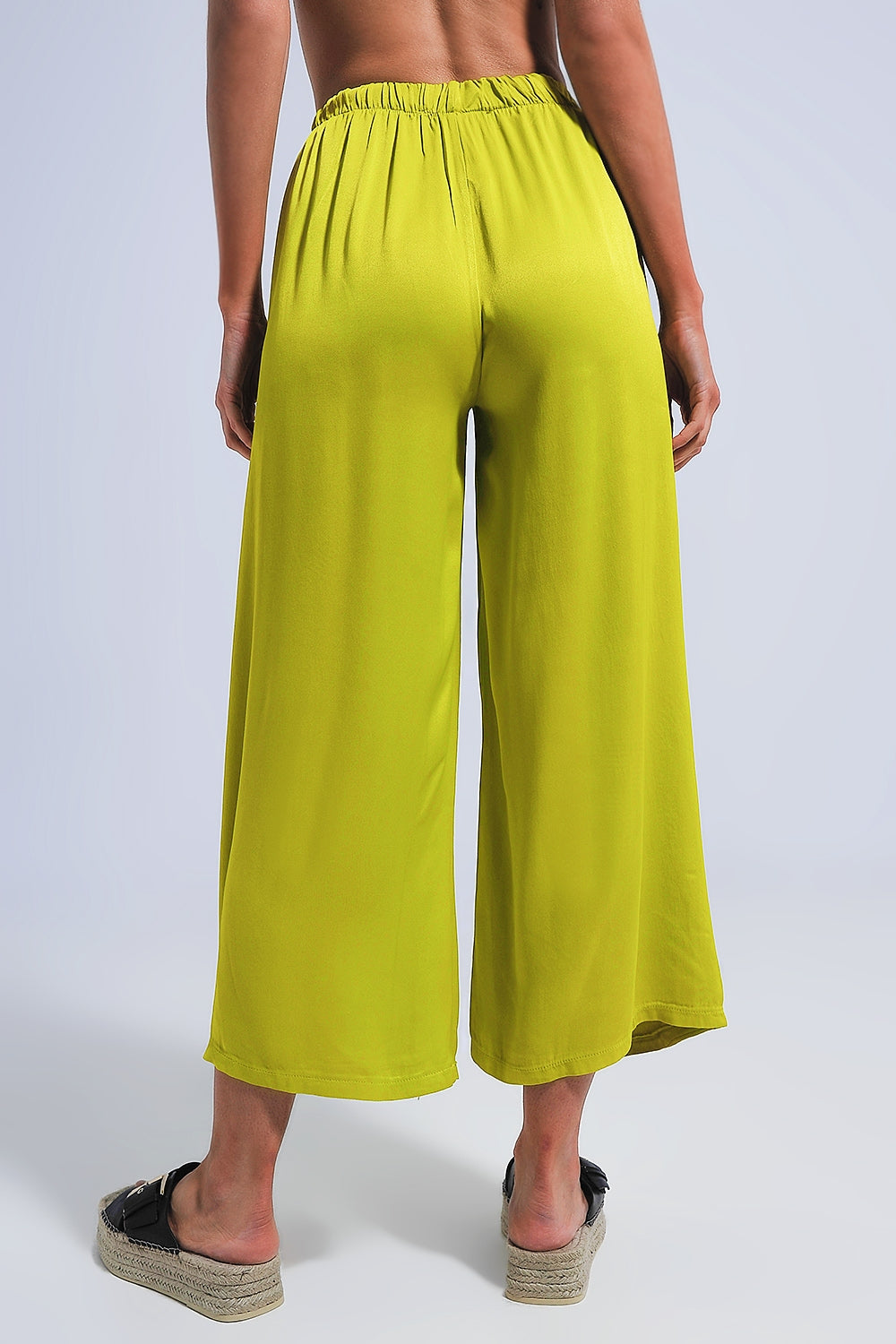 Pantalones verdes de pernera ancha de satén