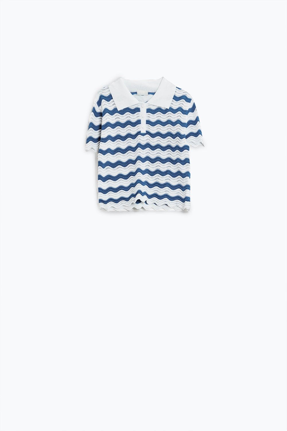 Polo blanco con rayas onduladas azules