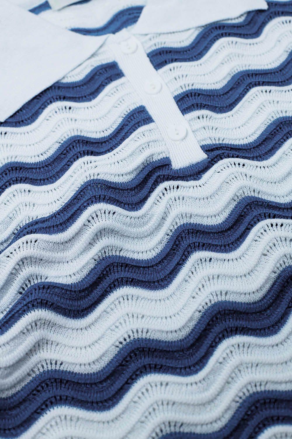Polo blanco con rayas onduladas azules