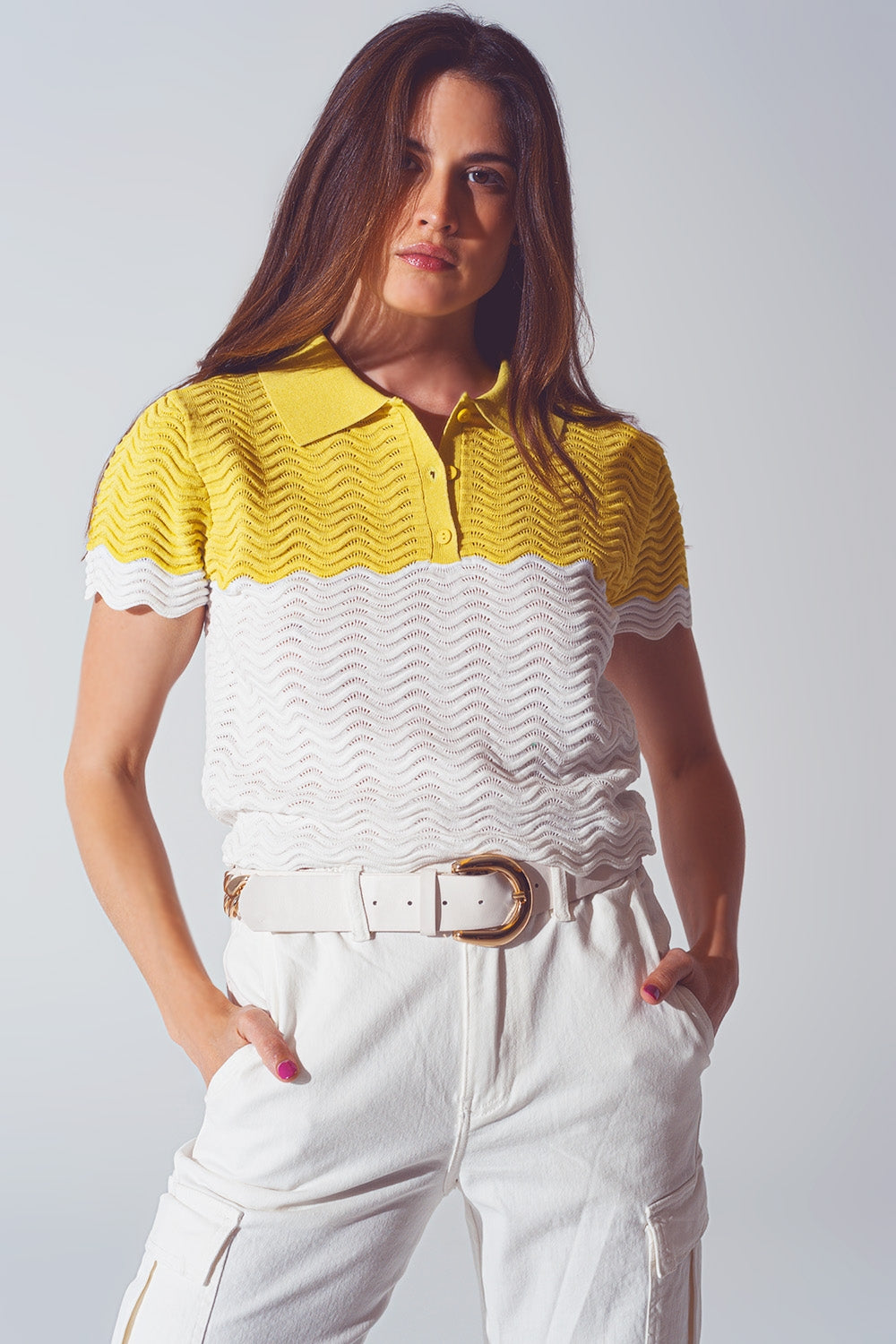 Polo corto de punto con bloques de color en blanco y amarillo