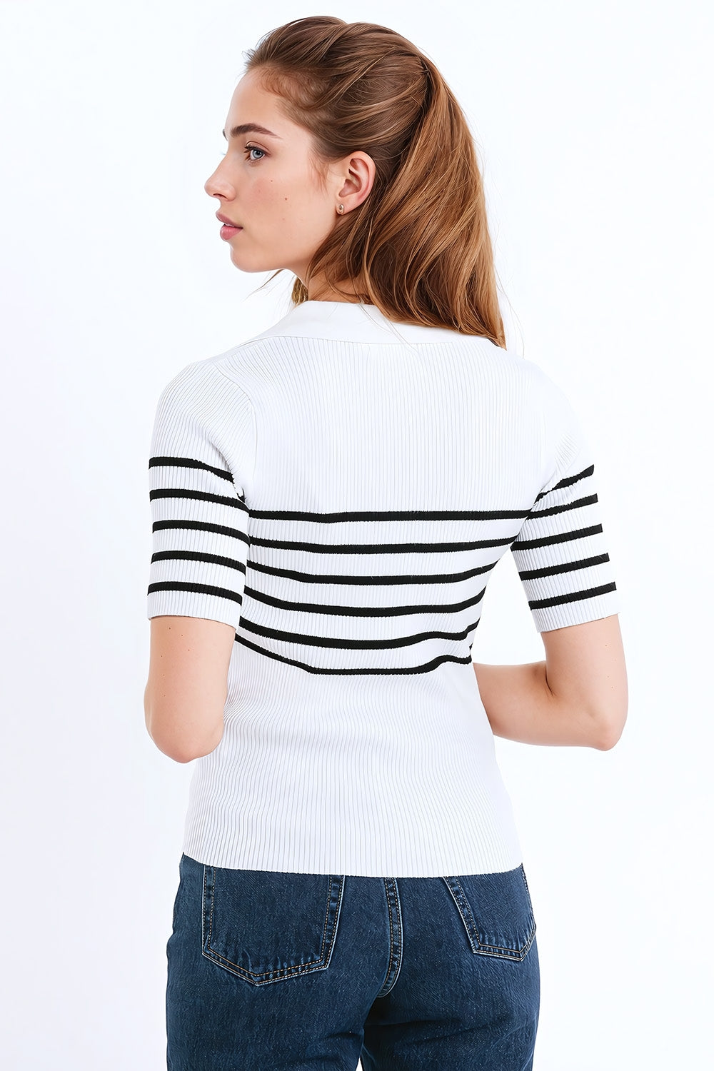 Polo de rayas con detalle de botones en blanco