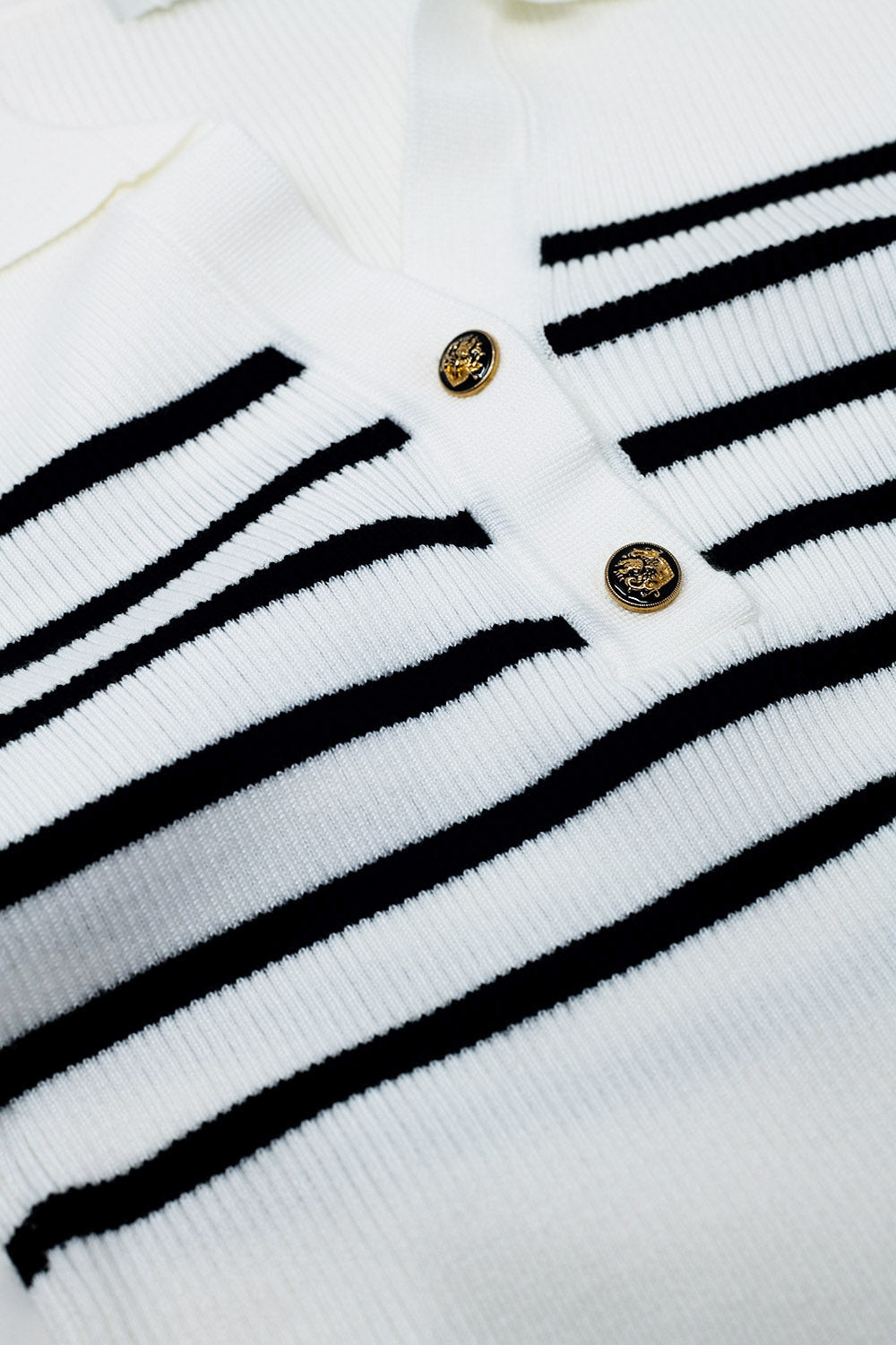 Polo de rayas con detalle de botones en blanco