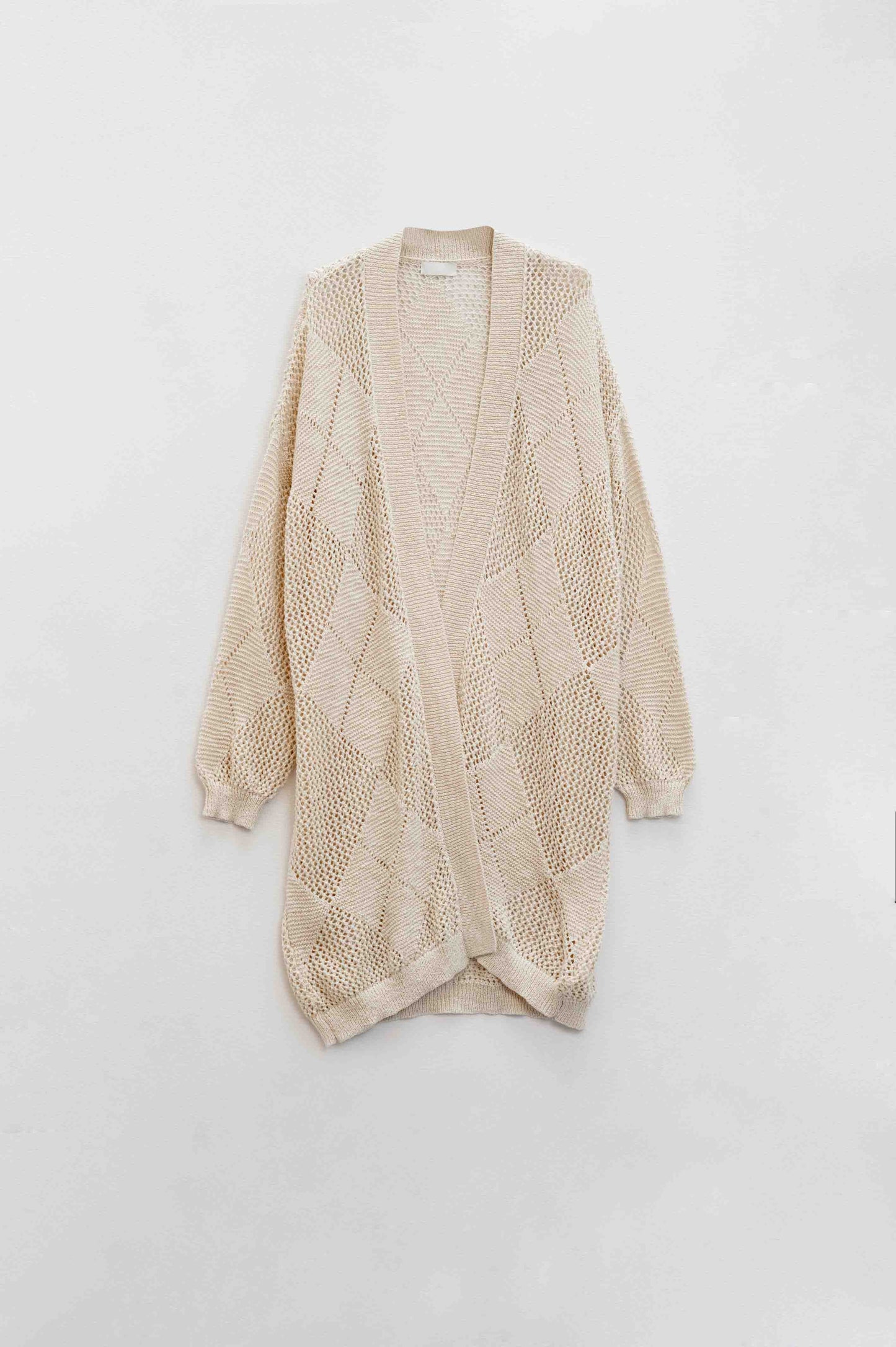 Rebeca beige drapeada con diseño de ganchillo
