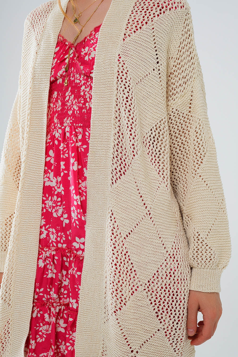 Rebeca beige drapeada con diseño de ganchillo