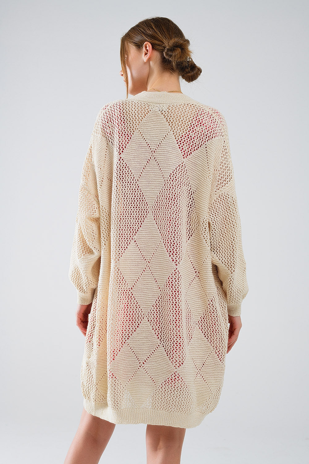 Rebeca beige drapeada con diseño de ganchillo