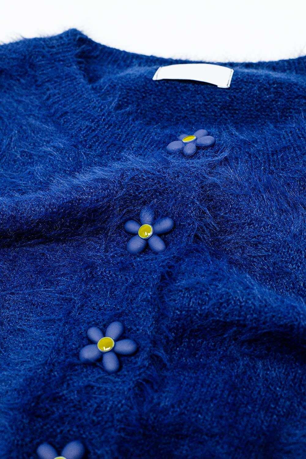Rebeca corta y esponjosa azul marino con botones de flores