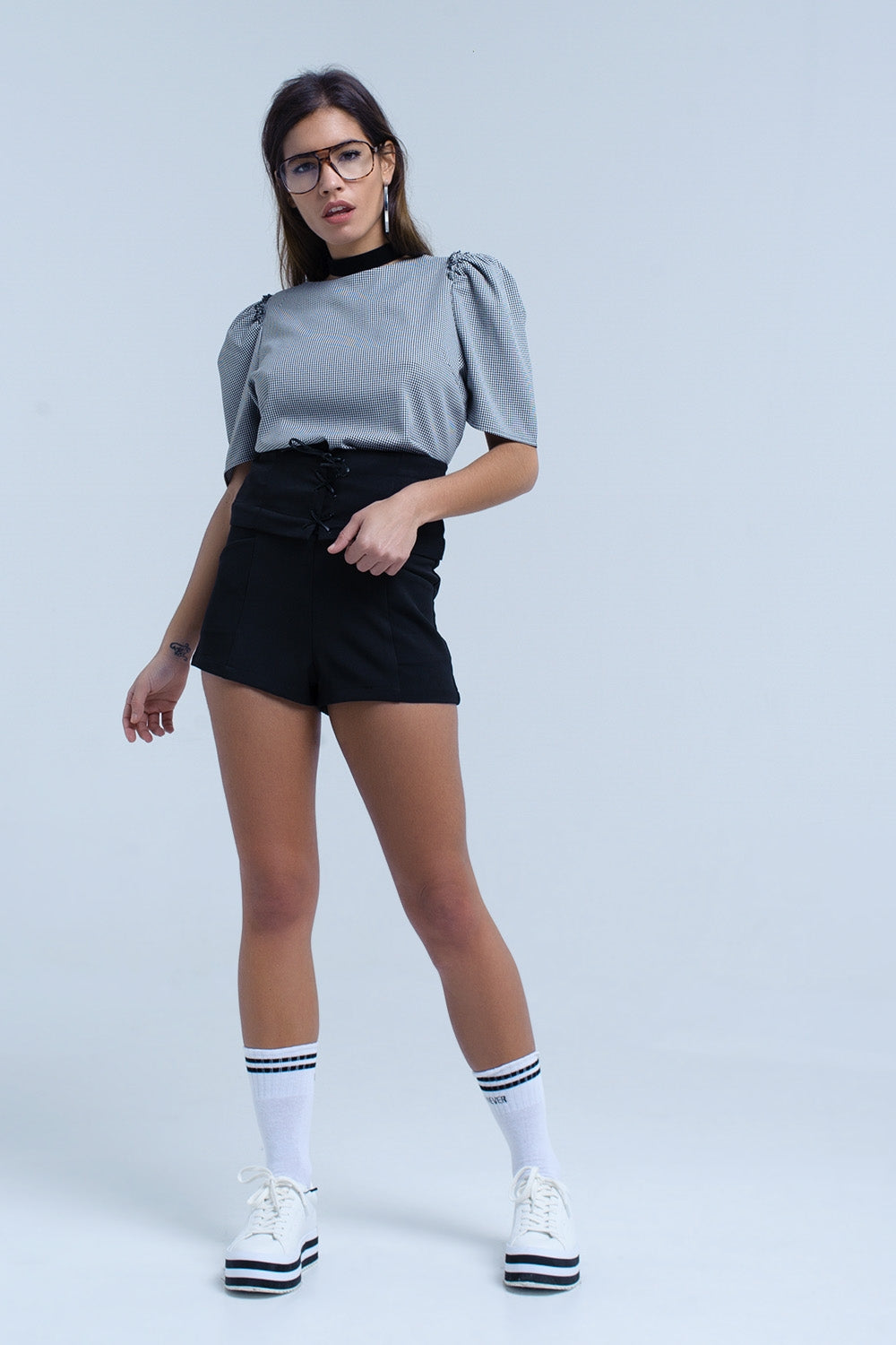 Short negro con detalle anudado