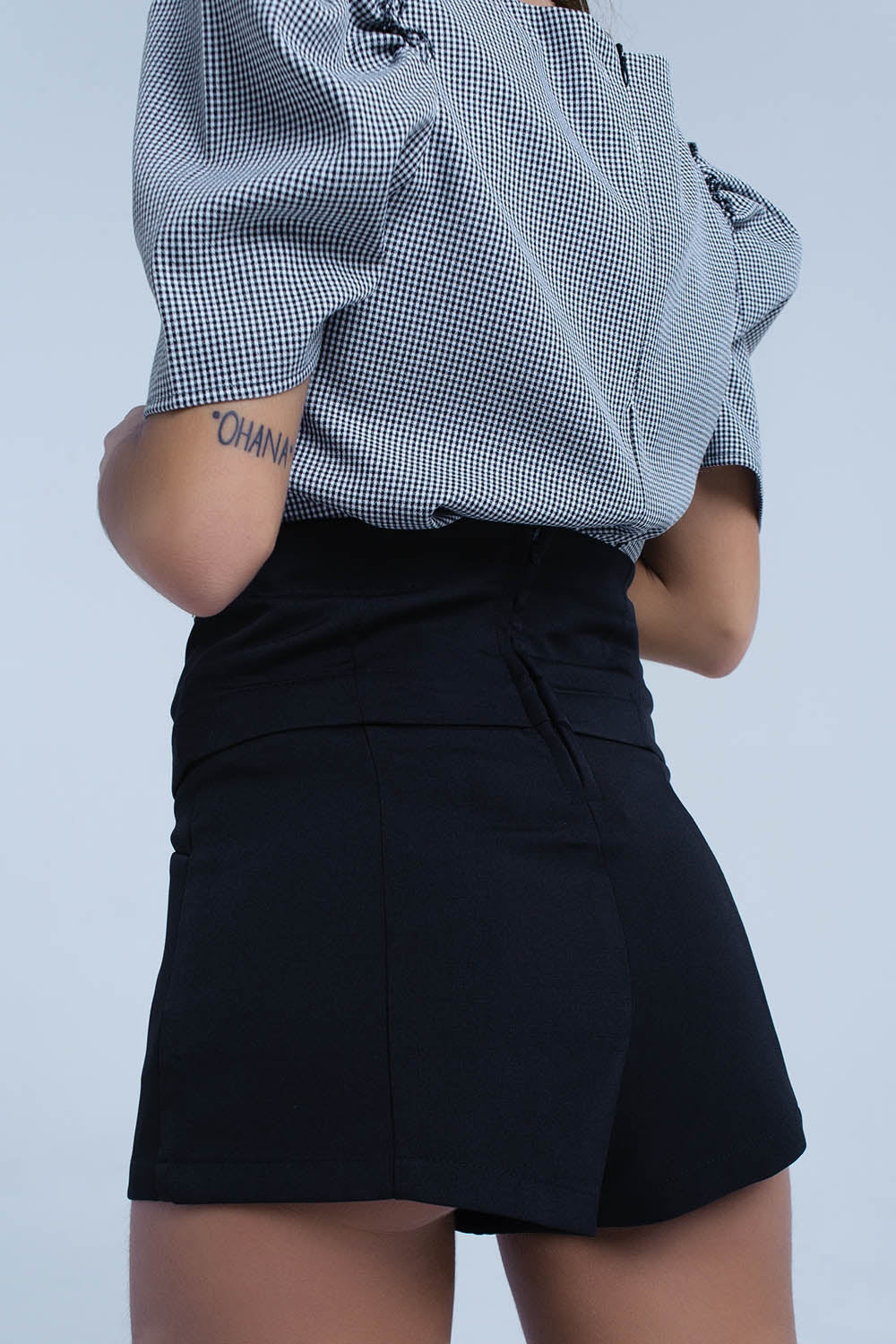 Short negro con detalle anudado
