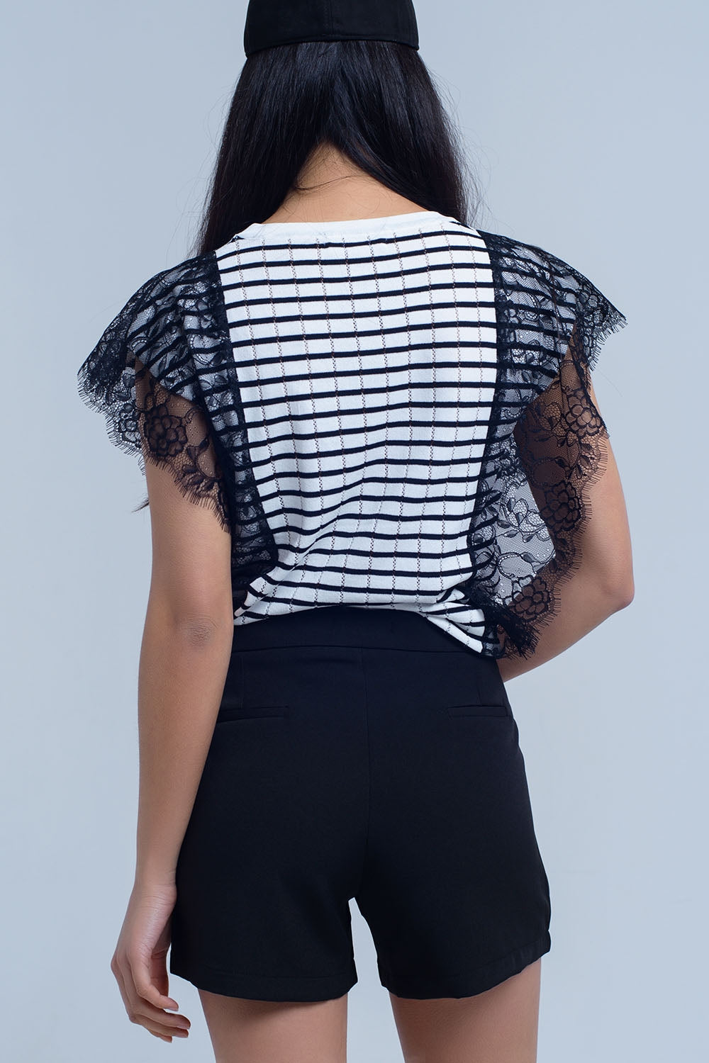 Short negro con detalle lateral
