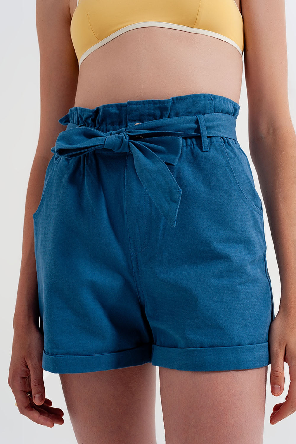 Shorts azules con cinturón