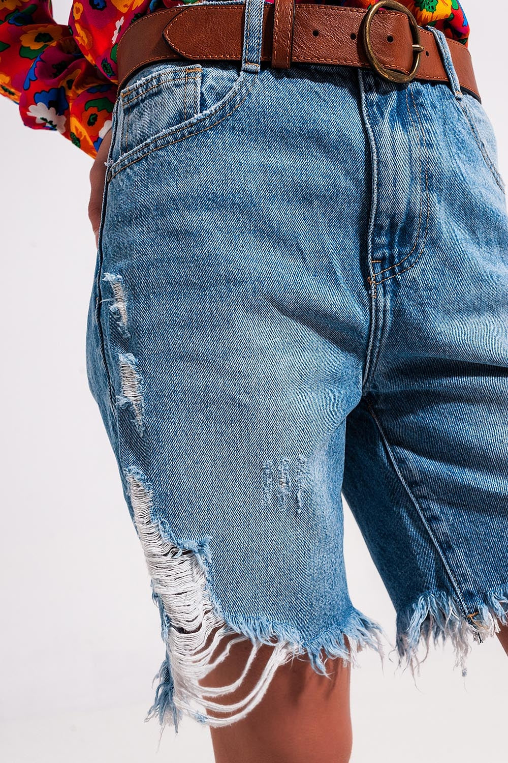 Shorts vaqueros azul claro con detalles deshilachados