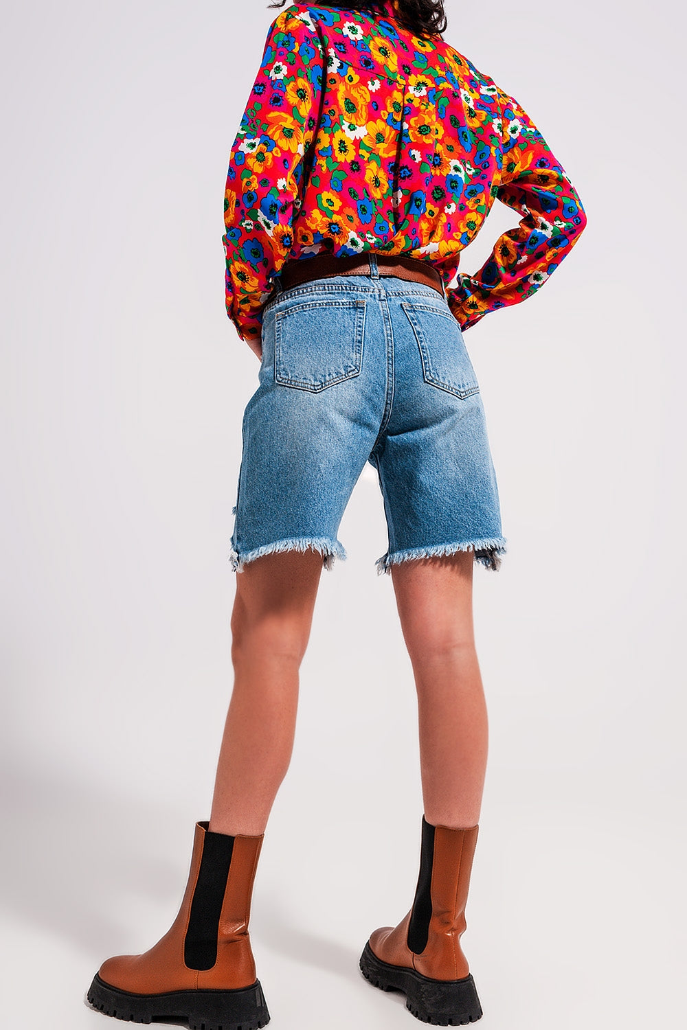 Shorts vaqueros azul claro con detalles deshilachados