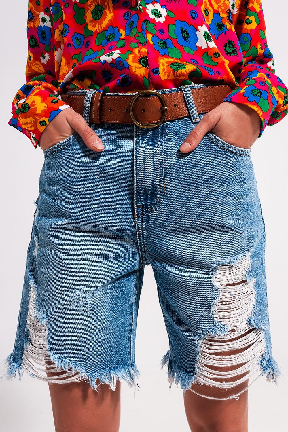 Shorts vaqueros azul claro con detalles deshilachados
